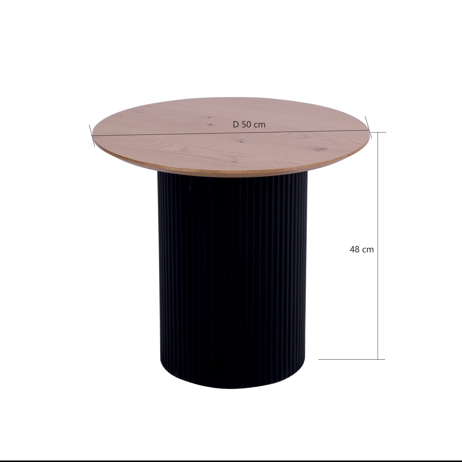 Runder Beistelltisch mit einem Durchmesser von 50 cm und einer Höhe von 48 cm, mit einer Holzplatte und einem schwarzen, geriffelten Sockel, seitliche Perspektive.