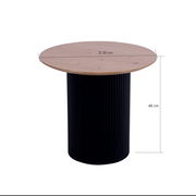 Runder Beistelltisch mit einem Durchmesser von 50 cm und einer Höhe von 48 cm, mit einer Holzplatte und einem schwarzen, geriffelten Sockel, seitliche Perspektive.