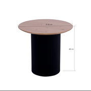 Runder Beistelltisch mit einem Durchmesser von 50 cm und einer Höhe von 48 cm, mit einer Holzplatte und einem schwarzen, geriffelten Sockel, seitliche Perspektive.