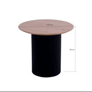 Ronde bijzettafel met een diameter van 50 cm en een hoogte van 48 cm, met een houten blad en een zwarte, geribbelde voet, zijaanzicht.