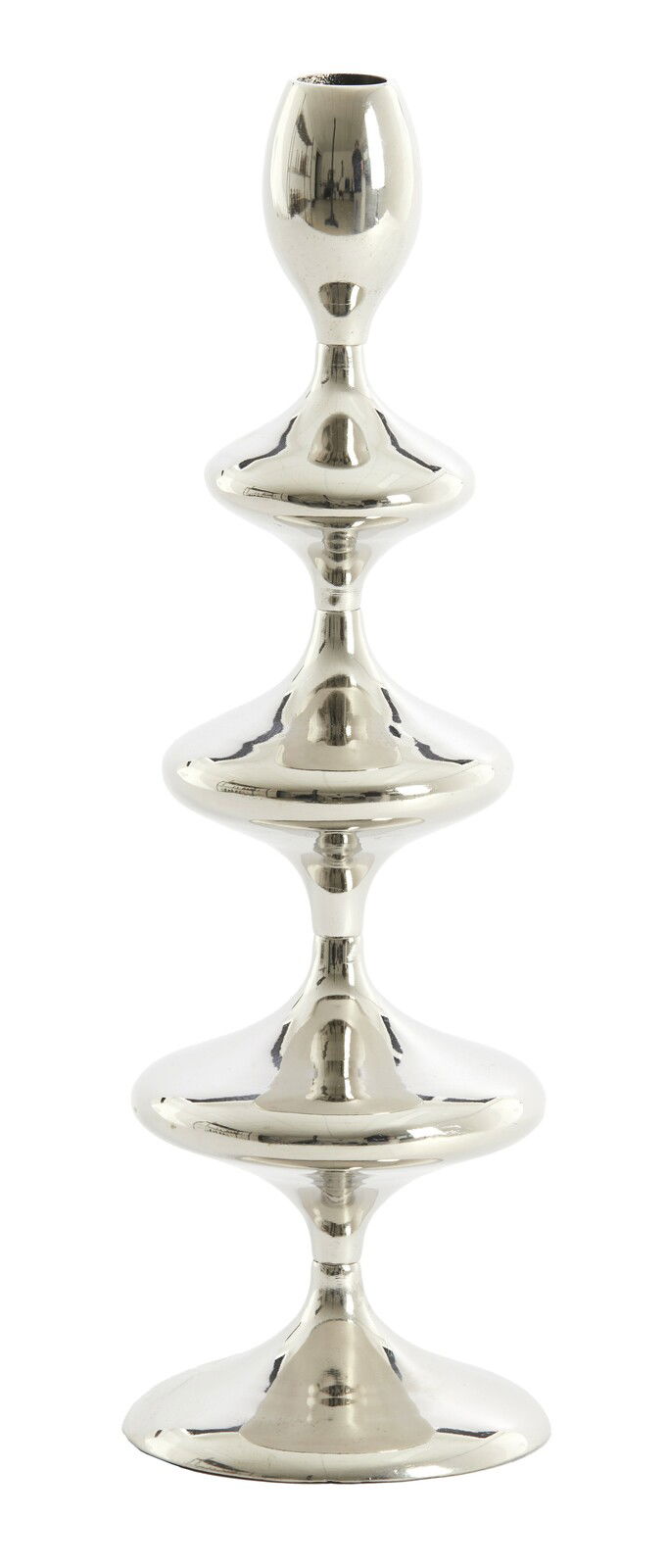 Silberner Kerzenständer mit geschwungenem Design, frontal fotografiert.