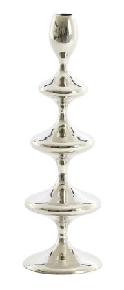 Silberner Kerzenständer mit geschwungenem Design, frontal fotografiert.