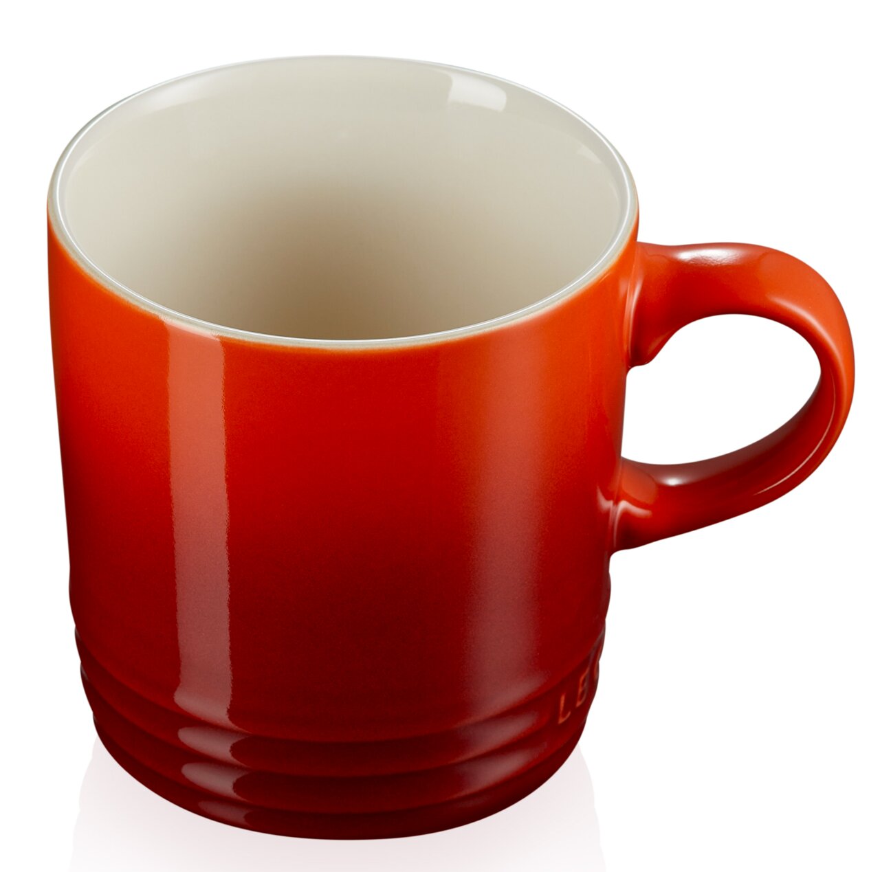 Kirschroter Becher aus Keramik mit Henkel, Ansicht von schräg oben