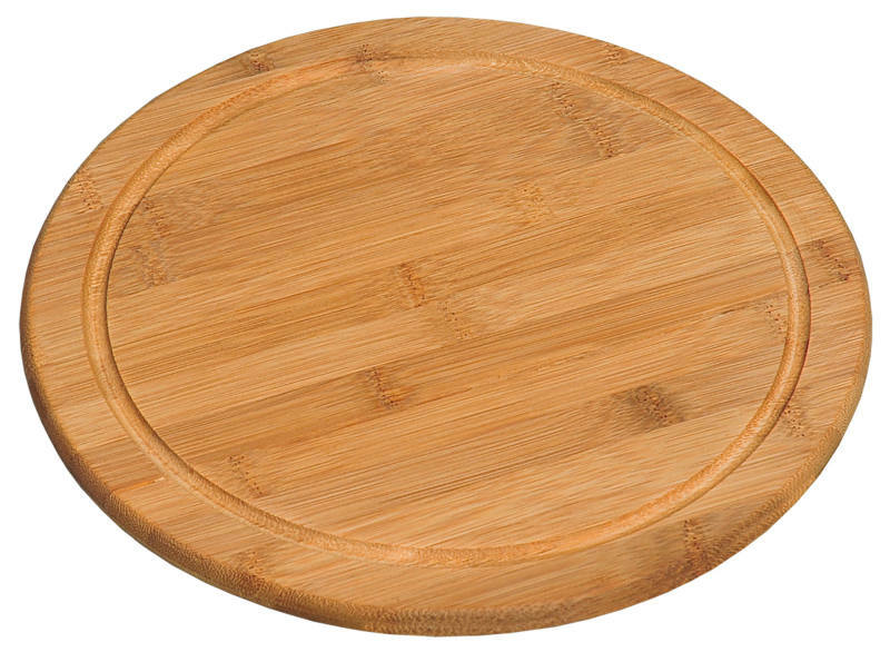 Runder Vesperteller aus Holz mit Saftrille, aus leicht schräger Perspektive fotografiert