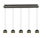 Moderne LED-Pendelleuchte mit fünf kugelförmigen Lampen, hängend an dünnen Kabeln, aus der Frontalperspektive.