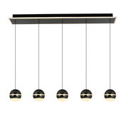 Moderne LED-Pendelleuchte mit fünf kugelförmigen Lampen, hängend an dünnen Kabeln, aus der Frontalperspektive.