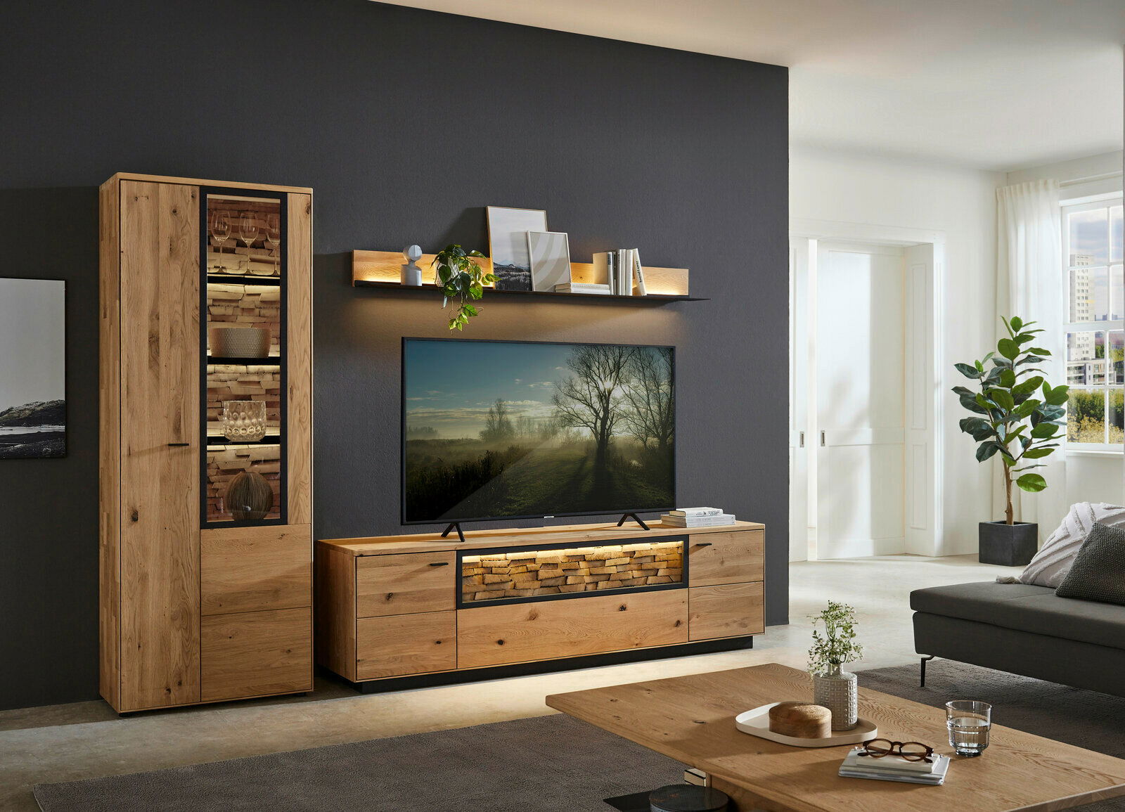 Valnatura Wandkombination VALS Moderne Wohnzimmer-Wandkombination aus Holz mit Vitrine, TV-Schrank und Wandregal, frontal betrachtet.