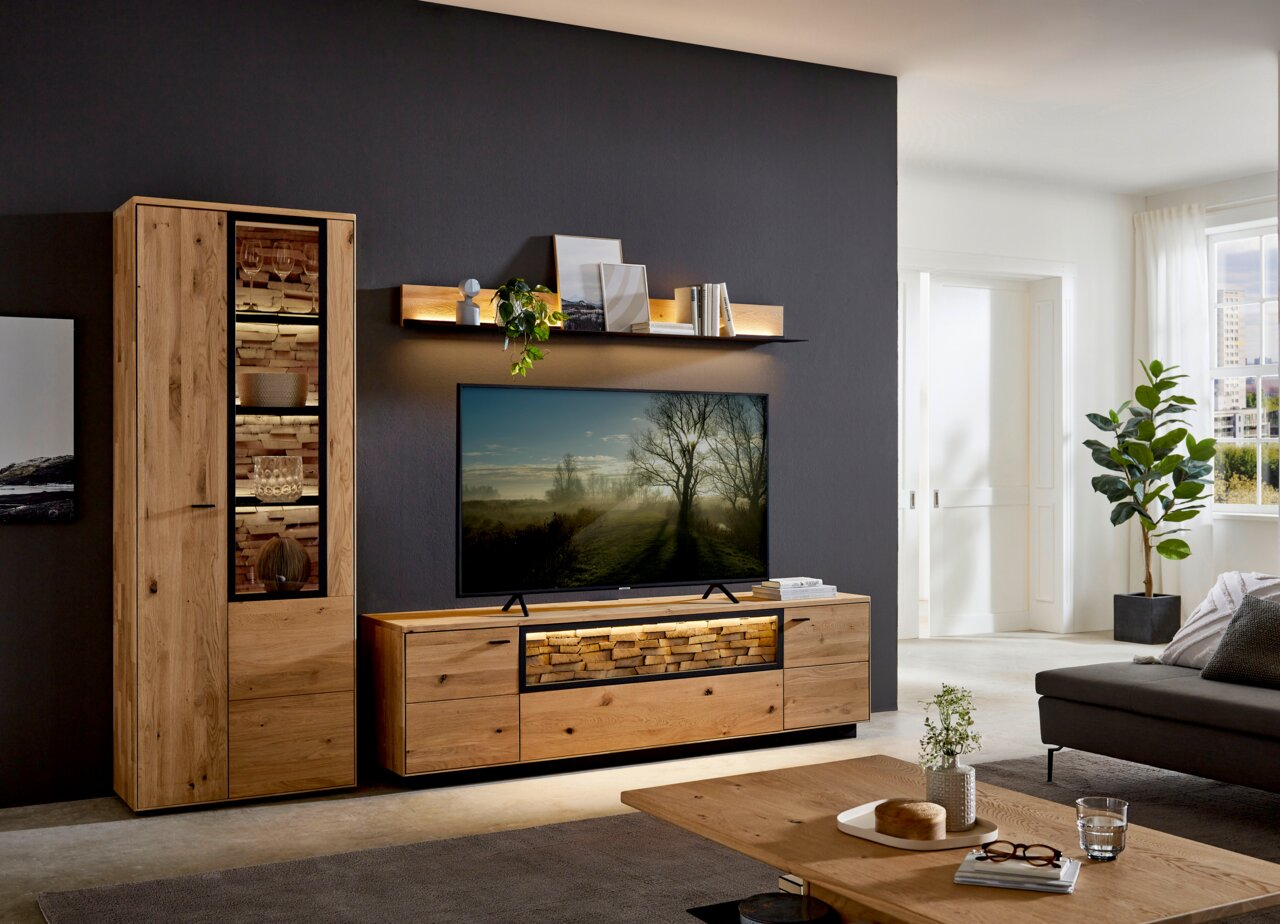 Moderne houten woonkamerwandcombinatie met vitrinekast, tv-meubel en wandplank, gezien vanaf de voorkant.