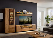 Moderne Wohnzimmer-Wandkombination aus Holz mit Vitrine, TV-Schrank und Wandregal, frontal betrachtet.
