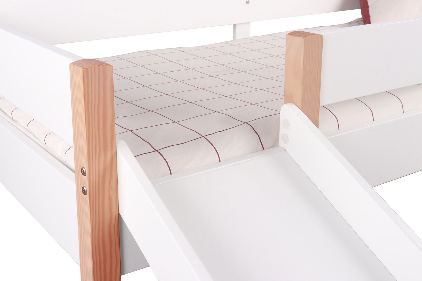 Nahaufnahme eines weißen Kinderbetts mit Holzdetails und einer Rutsche, seitliche Perspektive.