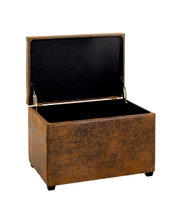 Offene, braune Aufbewahrungsbox/Sitzhocker in Lederoptik mit gepolstertem Deckel und schwarzem Innenfutter, Metall-Scharnieren und kleinen Füßen, freigestellt auf weißem Hintergrund, Ansicht schräg von vorne (Deckel geöffnet).