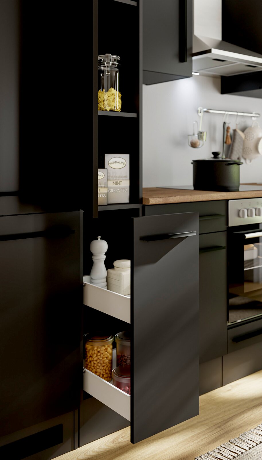 Schuin vooraanzicht van een moderne matzwarte keuken met open apothekerskast en uittreklade, gevuld met voorraadpotten en kruiden, naast een houten werkblad met kookpot.