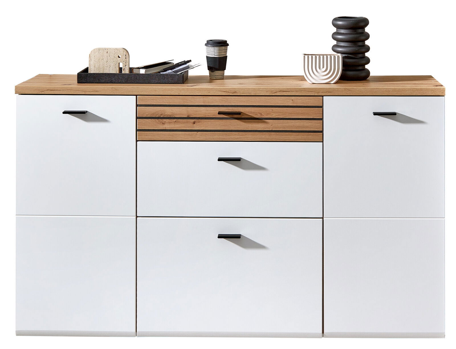 Novel Hängeschuhschrank FRESNO Moderner Hängeschuhschrank in Weiß mit Holzdetails, frontal fotografiert, dekoriert mit Tablett und Vasen.