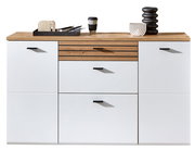 Moderner Hängeschuhschrank in Weiß mit Holzdetails, frontal fotografiert, dekoriert mit Tablett und Vasen.