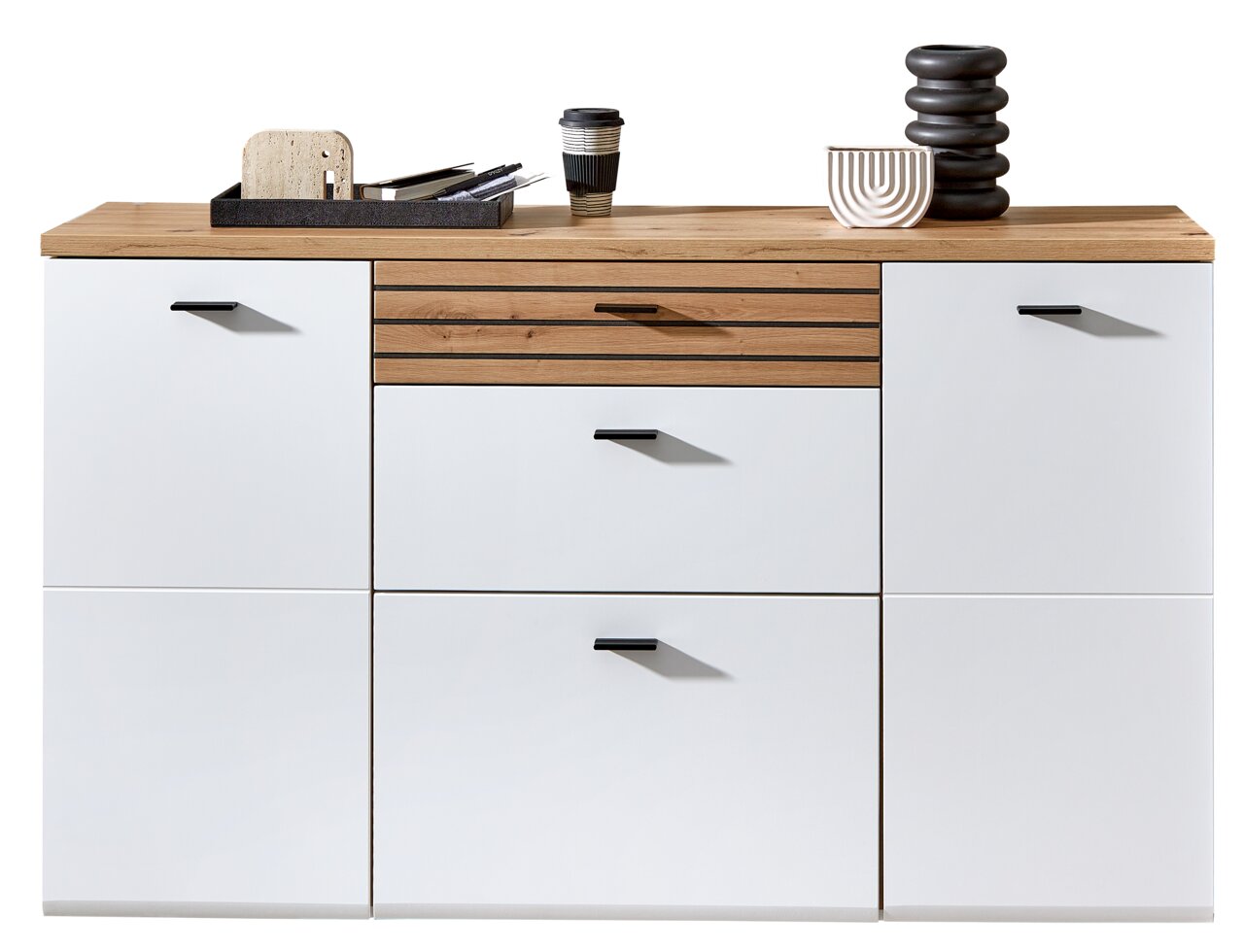 Moderner Hängeschuhschrank in Weiß mit Holzdetails, frontal fotografiert, dekoriert mit Tablett und Vasen.