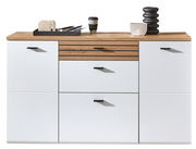 Moderner Hängeschuhschrank in Weiß mit Holzdetails, frontal fotografiert, dekoriert mit Tablett und Vasen.