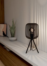 Moderne Tischleuchte mit schwarzem, gitterförmigem Lampenschirm und dreibeinigem Stativ, seitliche Perspektive