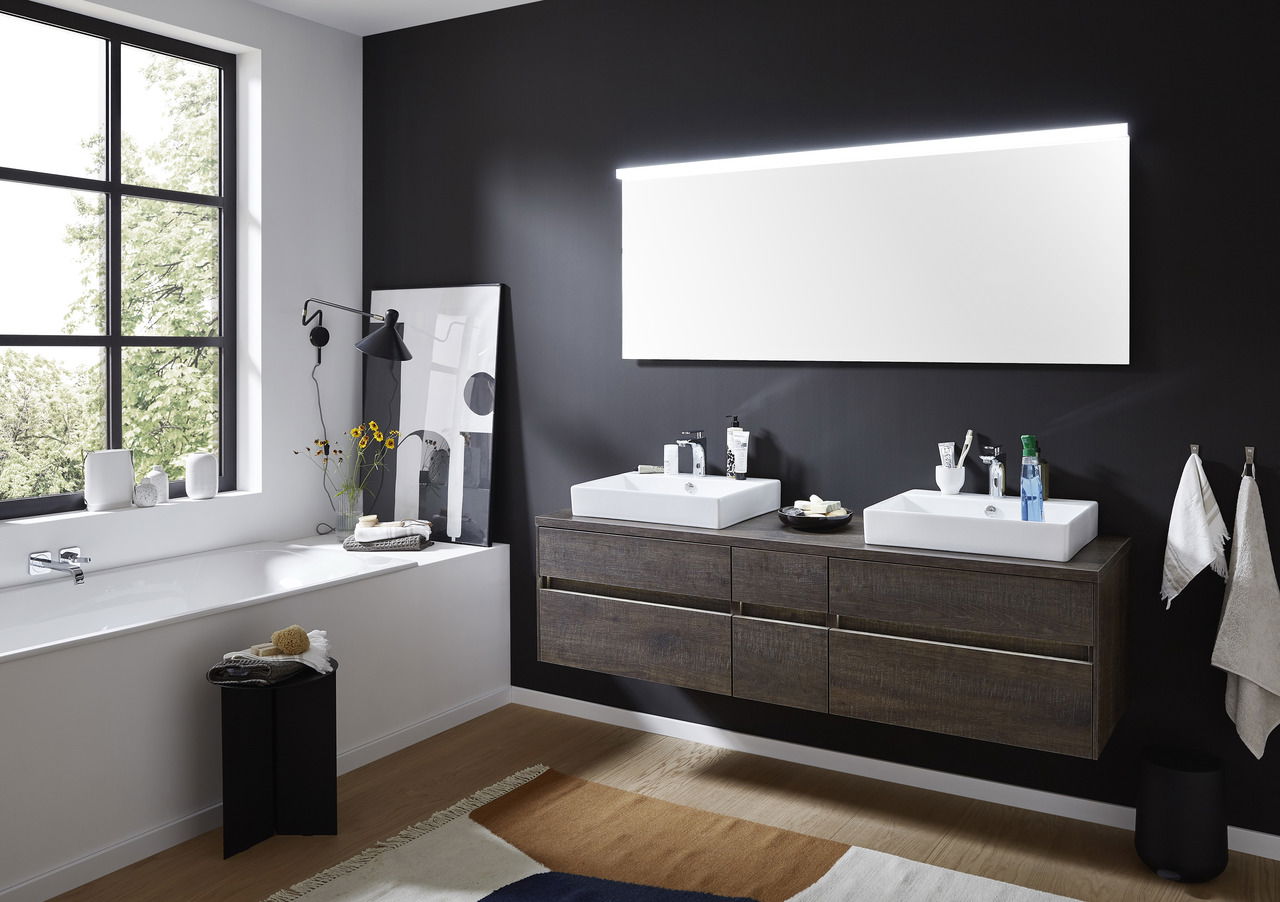 Moderne Badkombination mit zwei Waschbecken und dunklem Holzschrank, seitliche Perspektive