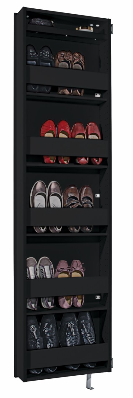 Zwarte draaibare schoenenkast met meerdere vakken, gevuld met verschillende schoenen, zijaanzicht.