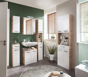 Moderner Hochschrank in einem stilvollen Badezimmer, frontal betrachtet, mit weißer Front und Holzseiten.