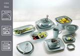 Porzellan Geschirrset in Blau aus der Casa Kollektion, bestehend aus verschiedenen Tellern, Schalen und Tassen, auf einem Tisch arrangiert. Ansicht von oben.