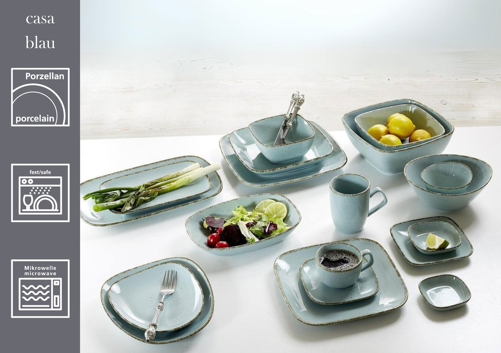 Porzellan Geschirrset in Blau aus der Casa Kollektion, bestehend aus verschiedenen Tellern, Schalen und Tassen, auf einem Tisch arrangiert. Ansicht von oben.