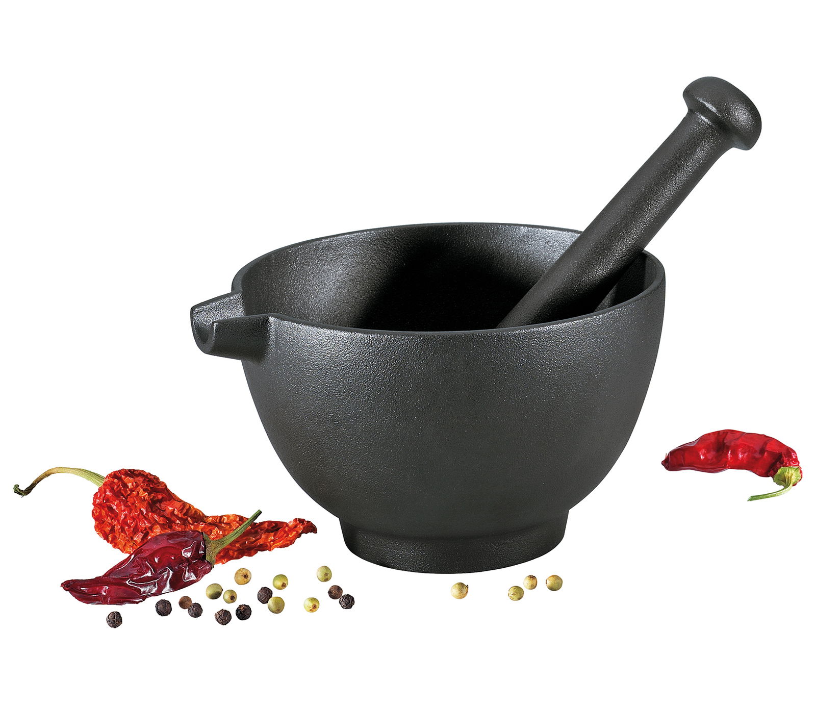 Gusseiserner Mörser XL mit Stößel, umgeben von getrockneten Chilis und Pfefferkörnern, seitliche Perspektive