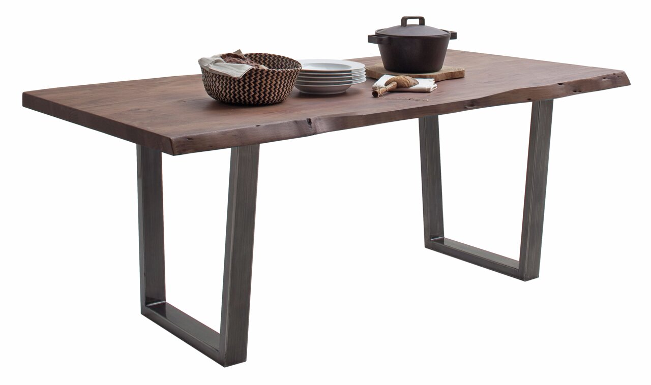 Moderne eettafel met massief houten blad en metalen poten, zijaanzicht