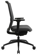 Seitenansicht eines modernen Bürostuhls mit Armlehnen und Rollen