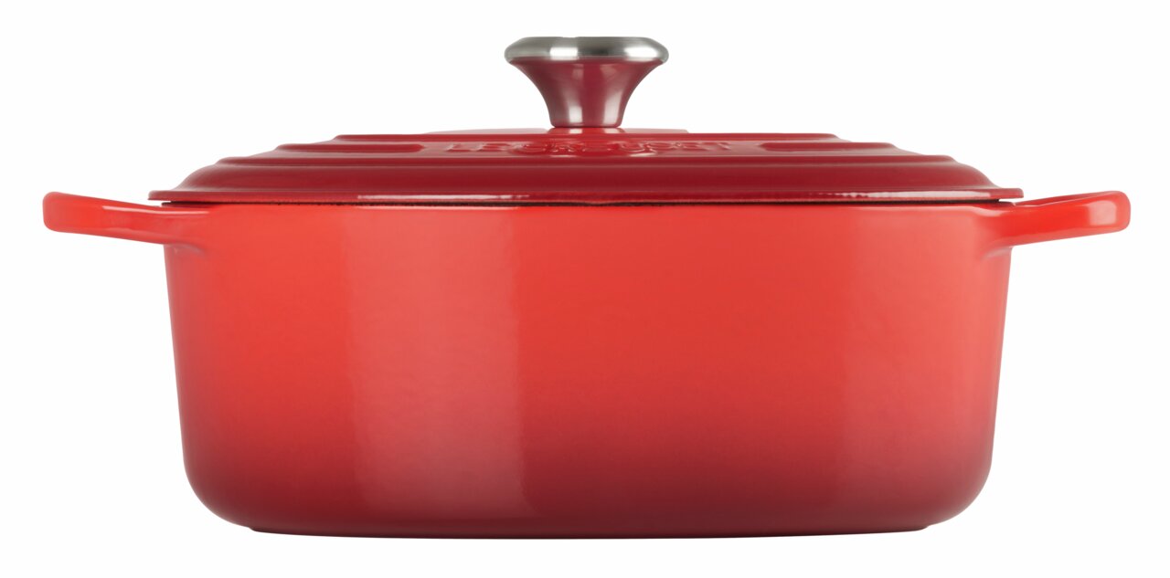 Roter ovaler Bräter mit Deckel, seitliche Ansicht