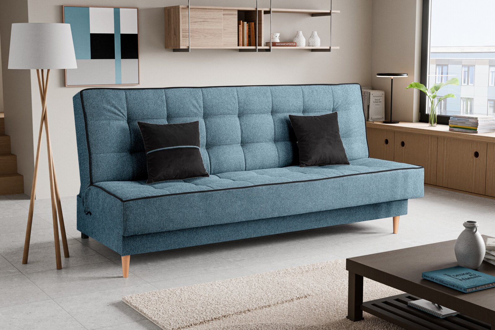 Blaues Schlafsofa mit drei Sitzen, frontal fotografiert, in einem modernen Wohnzimmer mit Holzmöbeln und Dekorationen.