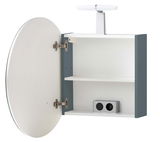 Geöffneter Spiegelschrank mit ovalem Spiegel, zwei Innenregalen und integrierter Steckdose, seitliche Perspektive