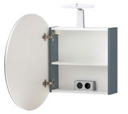 Geöffneter Spiegelschrank mit ovalem Spiegel, zwei Innenregalen und integrierter Steckdose, seitliche Perspektive