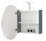 Geöffneter Spiegelschrank mit ovalem Spiegel, zwei Innenregalen und integrierter Steckdose, seitliche Perspektive