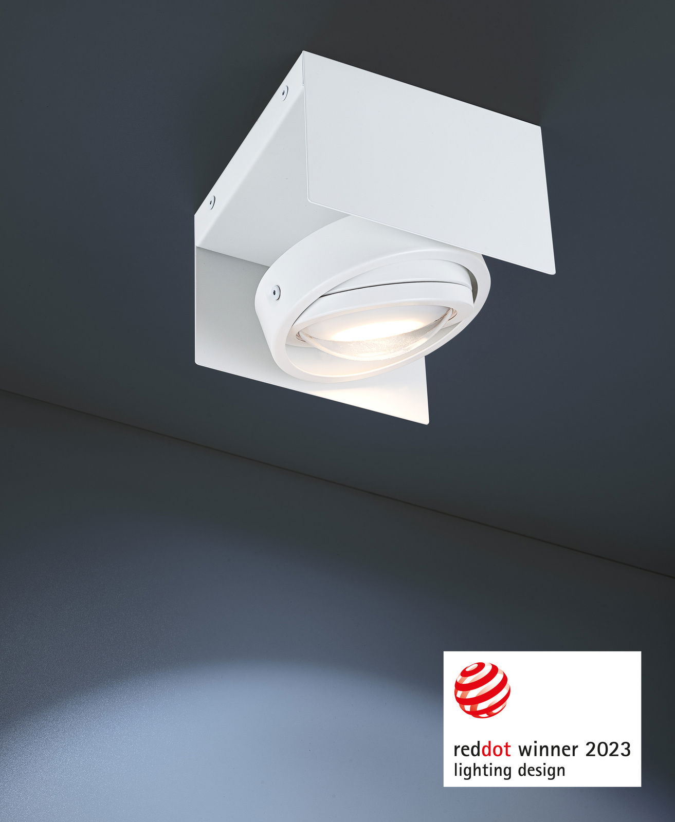 LED Aufbauleuchte in modernem Design, von unten betrachtet, mit Red Dot Award 2023 ausgezeichnet.