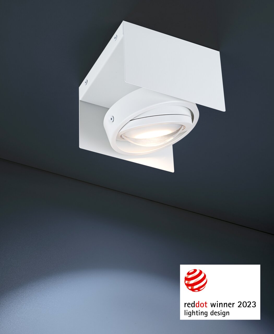 LED Aufbauleuchte in modernem Design, von unten betrachtet, mit Red Dot Award 2023 ausgezeichnet.