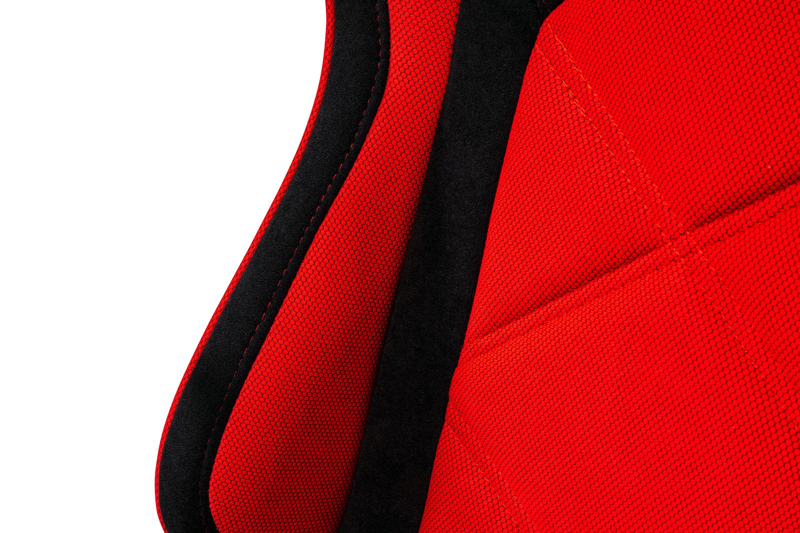 Nahaufnahme eines roten Gaming-Stuhls mit schwarzem Akzent, seitliche Perspektive