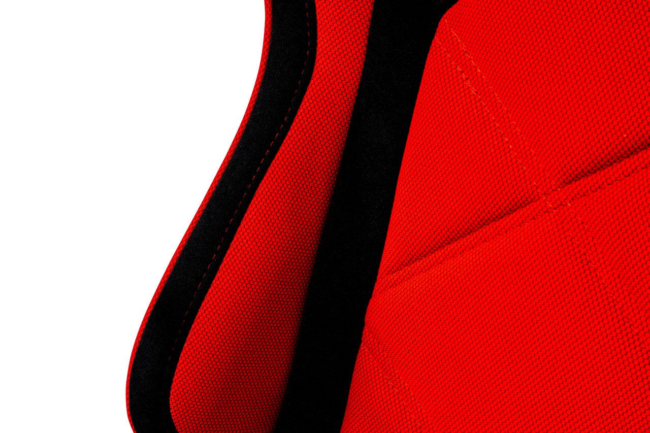 Nahaufnahme eines roten Gaming-Stuhls mit schwarzem Akzent, seitliche Perspektive