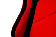 Nahaufnahme eines roten Gaming-Stuhls mit schwarzem Akzent, seitliche Perspektive