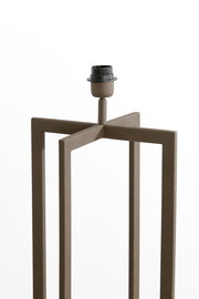 Nahaufnahme einer modernen Stehleuchte mit geometrischem Design und mattem Finish, ohne Lampenschirm.