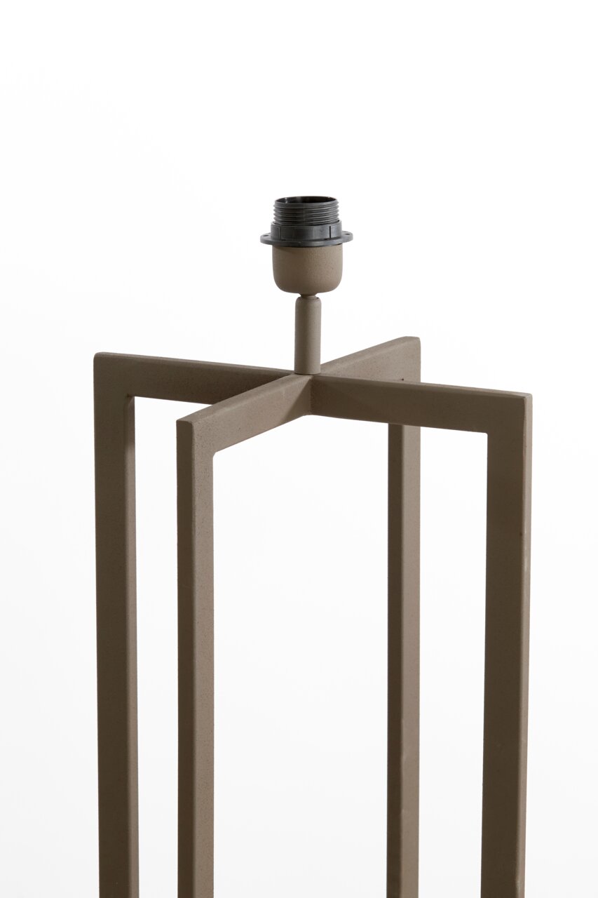 Close-up van een moderne staande lamp met een geometrisch ontwerp en een matte afwerking, zonder lampenkap.