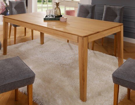 Holzesstisch 180x90 cm in einem modernen Esszimmer, seitliche Perspektive