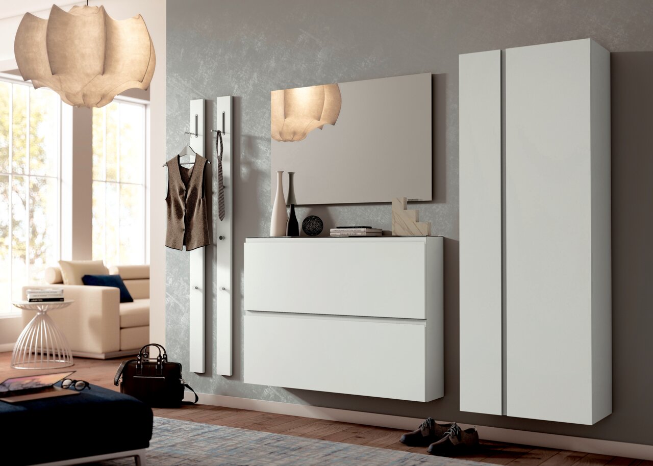 Moderano Hänge-Garderobenschrank LECCO Moderne Garderobeneinrichtung mit hängendem Schuhschrank, Spiegel und Garderobenpaneel in einem stilvollen Wohnzimmer. Perspektive von vorne.