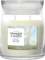 Vooraanzicht van een Yankee Candle Clean Cotton geurkaars van 368 g in een transparante glazen pot met glazen deksel en twee lonten