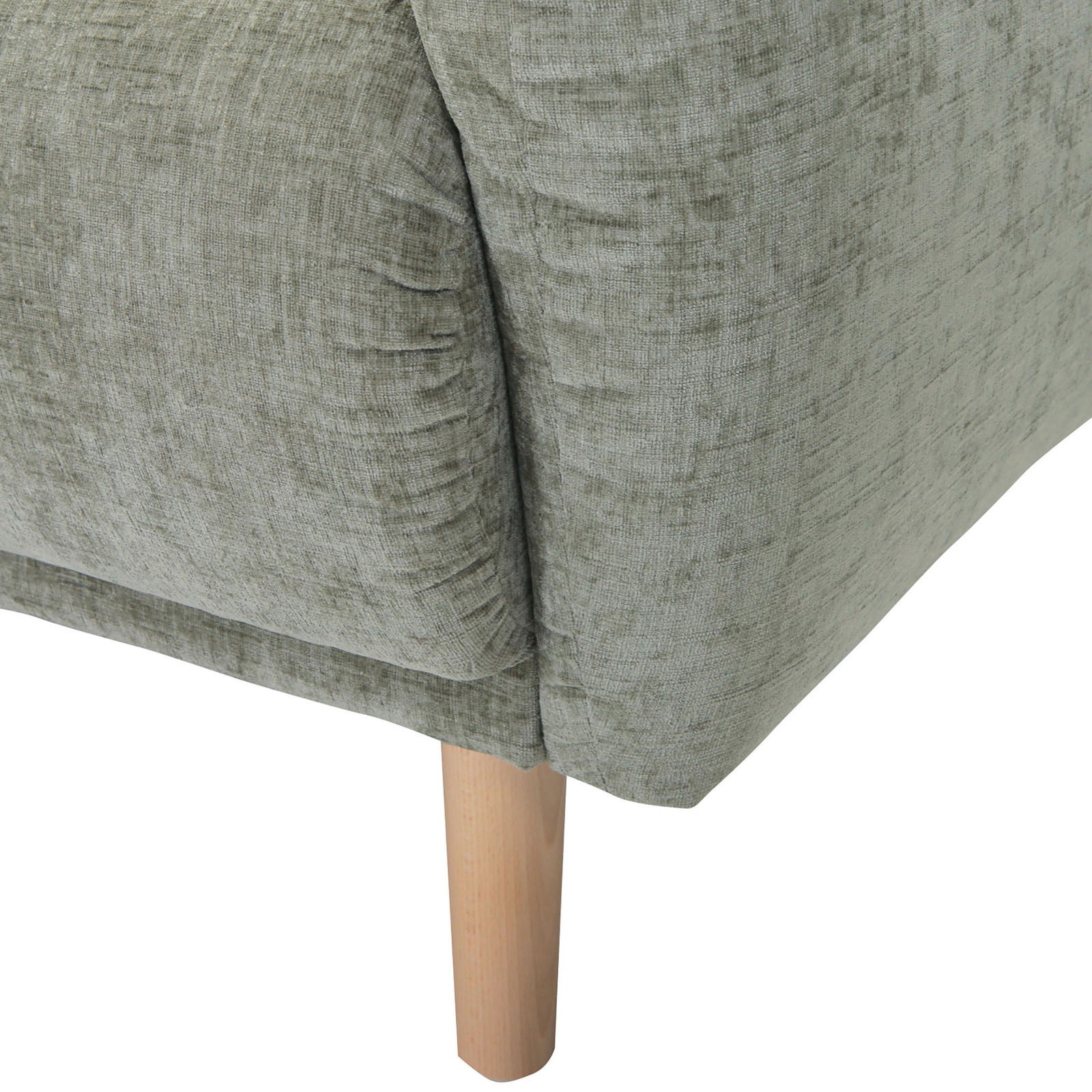 Nahaufnahme einer grünen Sofaecke mit Holzbein, Perspektive von der Seite.