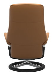 Achterkant van een bruine Stressless-eenpersoonsfauteuil PHILIP met een modern ontwerp en een zwarte draaivoet.