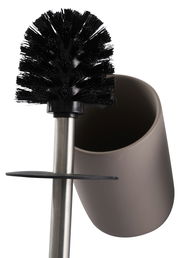 Nahaufnahme einer Toilettenbürste mit schwarzem Bürstenkopf und Edelstahlgriff, daneben ein brauner Halter, aus seitlicher Perspektive.