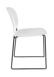 Moderner weißer Stuhl mit schwarzem Metallgestell, Seitenansicht