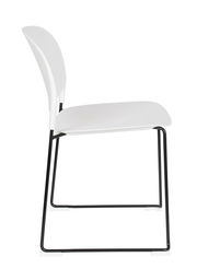 Moderner weißer Stuhl mit schwarzem Metallgestell, Seitenansicht