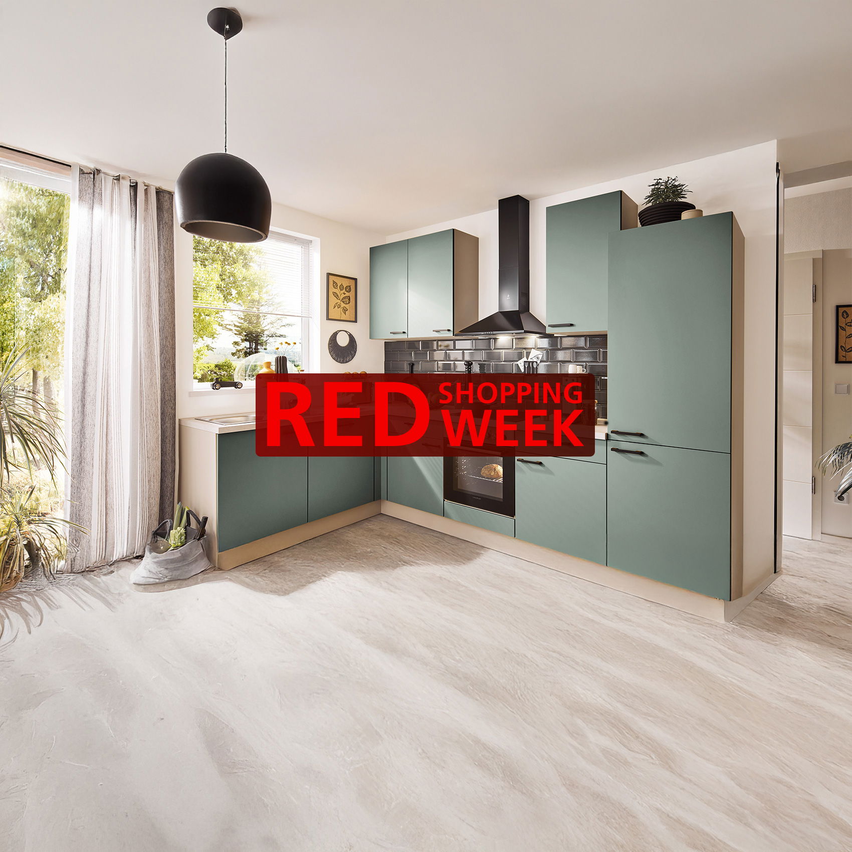 Moderne grüne Einbauküche mit schwarzen Akzenten, Tageslicht und rotem Schriftzug „Red Shopping Week